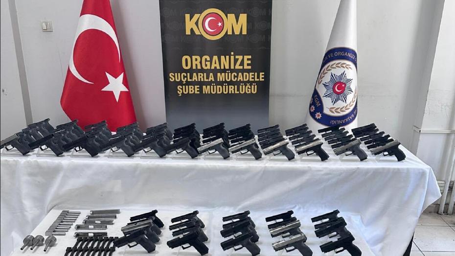 İzmir ve Manisa'da Silah Kaçakçılığı Operasyonu: 13 Gözaltı ve Geniş Güvenlik Önlemleri