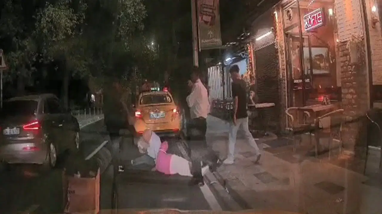 Taksi Sürücüsünün Ücret Anlaşmazlığı Sonrası Şiddet Olayı Kamerada