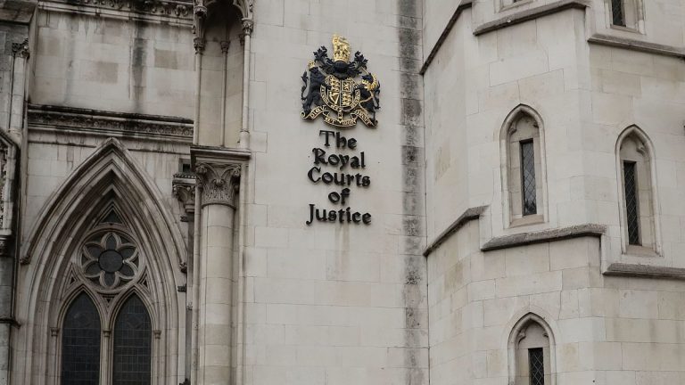 İngiltere Yüksek Mahkemesi, çocukların ergenlik engelleyici ilaçları kullanmasını yasaklamanın yasal olduğuna karar verdi.