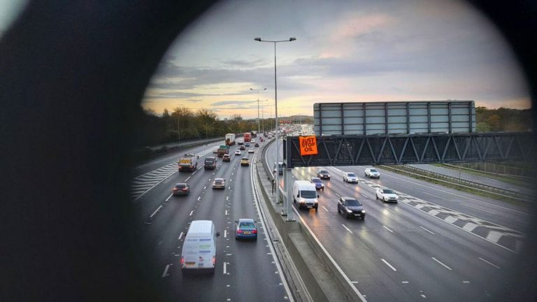 İngiltere’deki M25 protestolarına katılan çevre aktivistlerine rekor hapis cezası