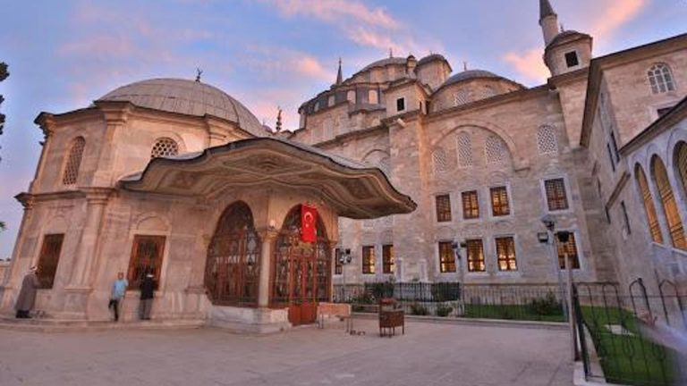 Fatih Sultan Mehmet’in Türbesi nerede ve nasıl gidilir?  Fatih’in türbesi ziyarete açık mı?