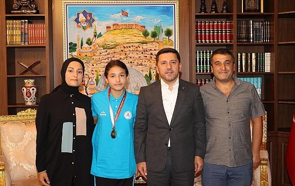 U-11 kadınlar güreşte 54 kiloda Türkiye şampiyonu Buğlem Kılıç, Nevşehir Belediye Başkanı Rasim Arı’yı ​​ziyaret etti – GÜNDEM