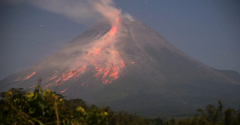 Endonezya’daki Merapi yanardağında volkanik aktivite devam ediyor
