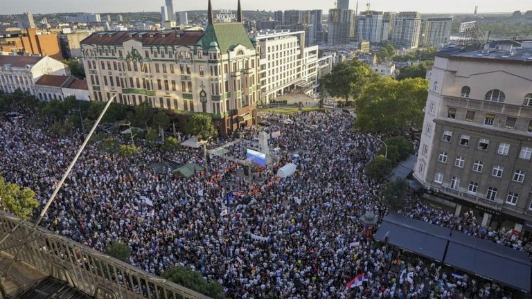 AB, Sırbistan’daki huzursuzluğa rağmen lityum anlaşmasına “tamamen bağlı”