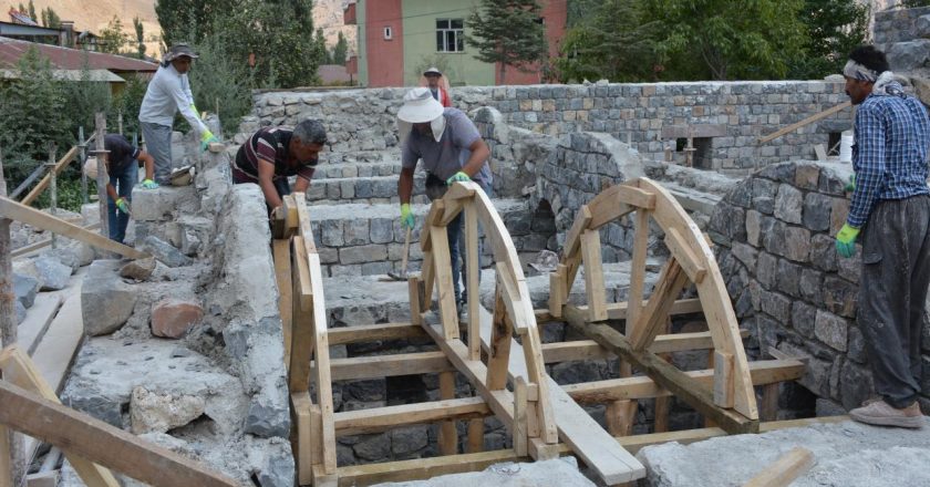 Tarihi Hakkari medresesinde restorasyon çalışmaları sürüyor