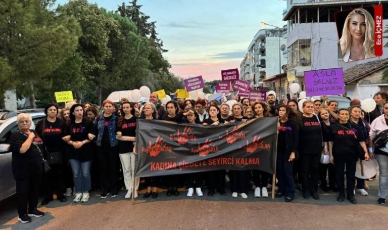 CHP İzmir İl Kadın Kolları’nın “Kırık Saçlar Özgürlük Yürüyüşü” eylemi devam ediyor – Son Dakika Siyaset Haberleri