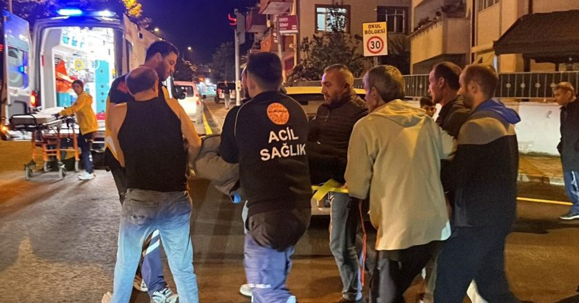 Sakarya’da hafif ticari araçla çarpışan motosikletli kurye ağır yaralandı.