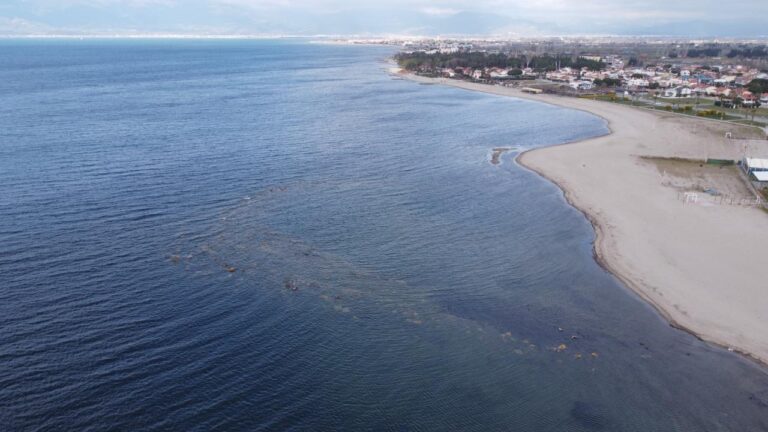 Denizin geri çekilmesi ile 2 bin 500 yıllık liman kalıntısı ortaya çıktı