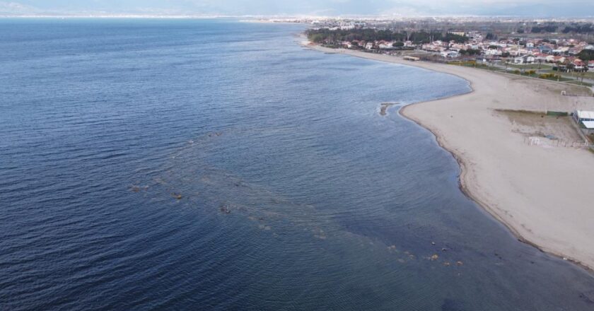 Denizin geri çekilmesi ile 2 bin 500 yıllık liman kalıntısı ortaya çıktı