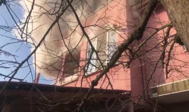 Yatak odasında yangın çıktı: 2 kişi dumandan vuruldu – son dakika Trürkiye Haberleri