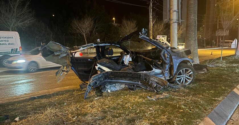 Ağaca çarpan araba ikiye ayrıldı, sürücü yaralandı