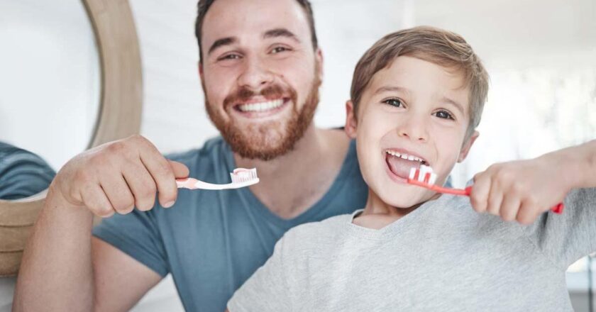 Dişlerin çocuklarda fırçalanması ebeveyn ile yapılmalıdır