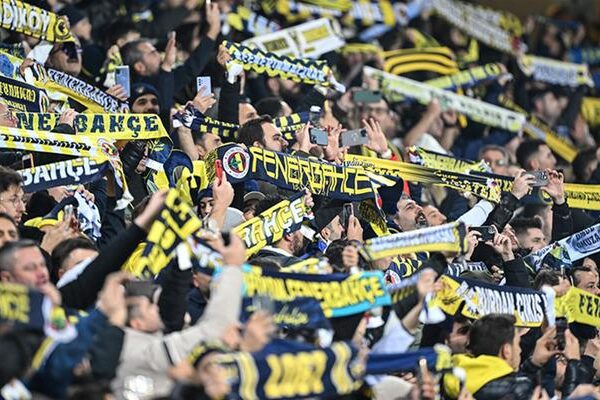 Fenerbahçe hayranları öfke bayrağı! Tepki hayranlardan yağmur yağdı …