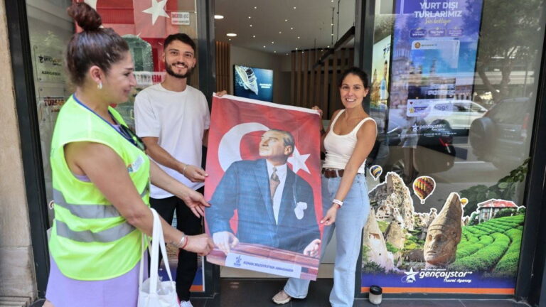 30 Ağustos Konak Belediyesinden Tüccarlara Hediyeler