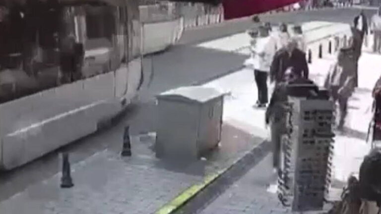 Tramvay Fatih’te yaya vurdu: Kaza anı kamerada! – Türkiye haberlerini kırmak