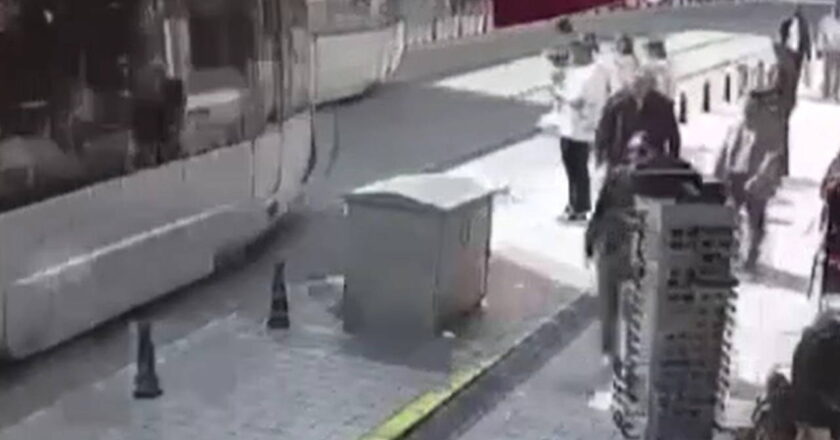 Tramvay Fatih’te yaya vurdu: Kaza anı kamerada! – Türkiye haberlerini kırmak