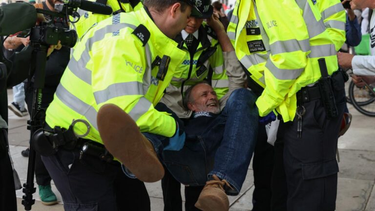 Londra’da yasaklanan “Filistin Eylem” grubunu desteklemek için 890 kişi tutuklandı