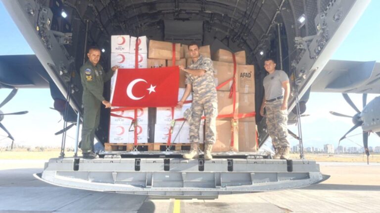 Türkiye Afganistan’a 25 ton insani yardım gönderdi