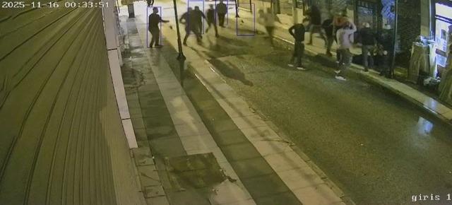 Elazığ'da 2 kişi sokak ortasında dövüldü