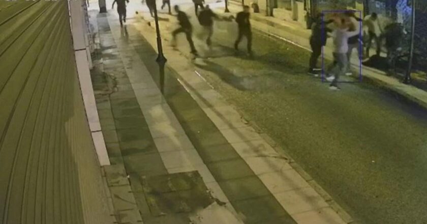 Elazığ’da sokak ortasında dövüldü