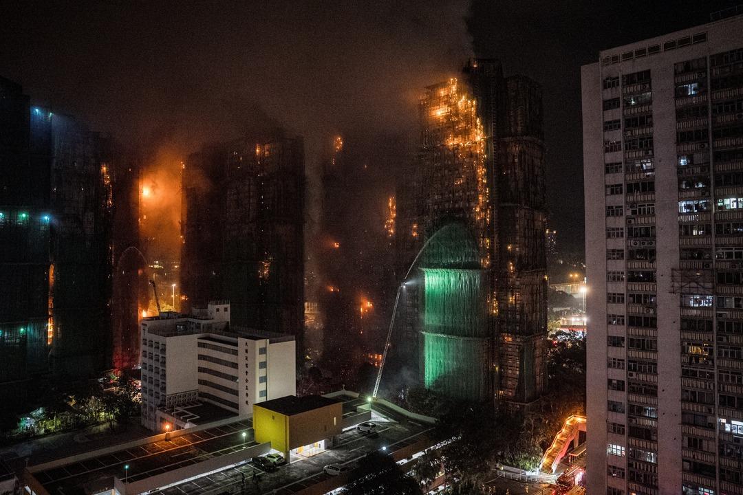 Hong Kong gökdelenlerinde yangın felaketi! Can kaybı 36'ya, kayıp kişi sayısı ise 279,5'e çıktı