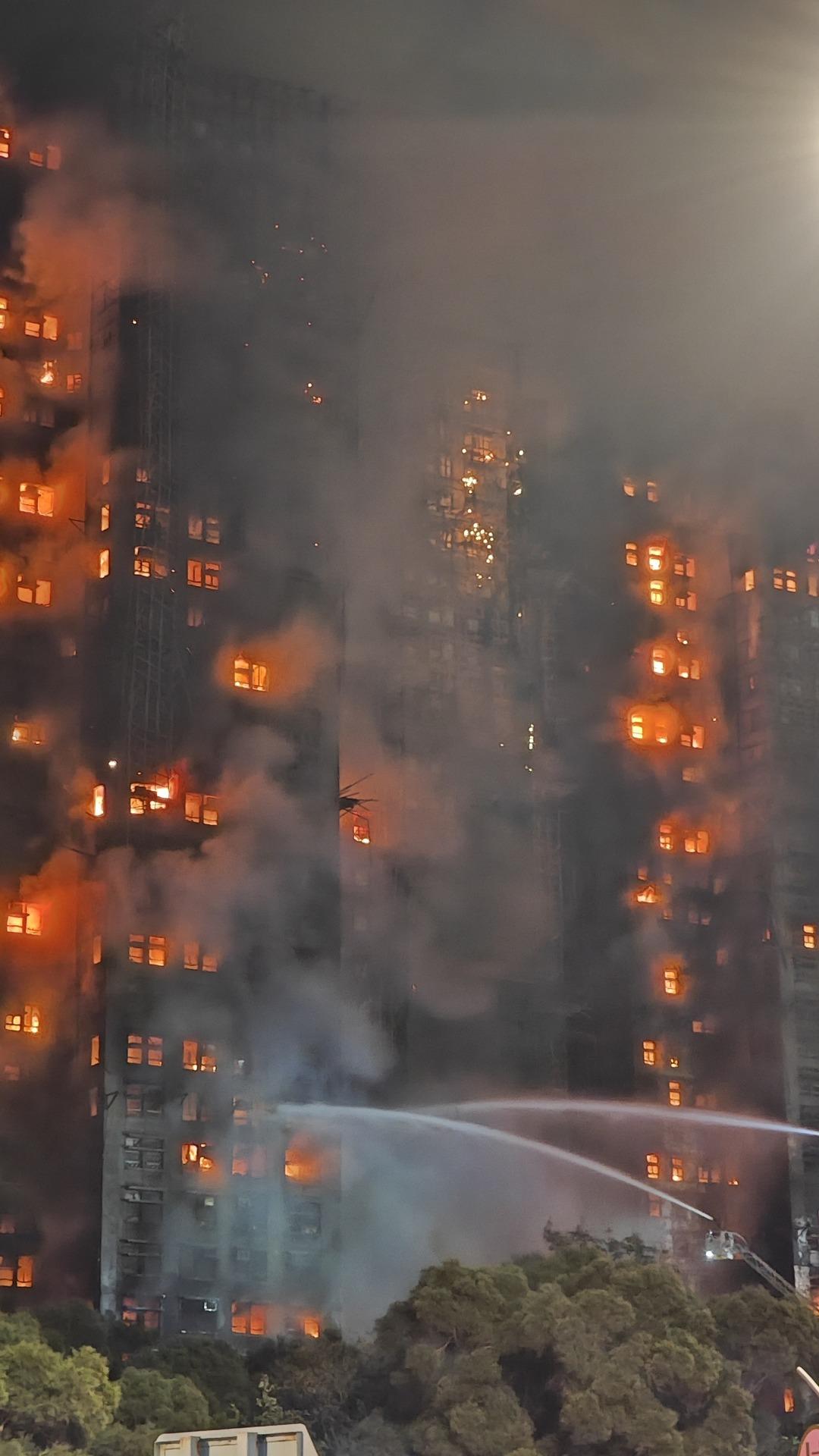 Hong Kong gökdelenlerinde yangın felaketi! Can kaybı 36'ya yükseldi, kayıp sayısı ise 279 3