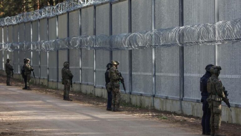 Polonya, yasadışı göçmenlere karşı önlem almak için Belarus sınırına yeni bir bariyer inşa edecek