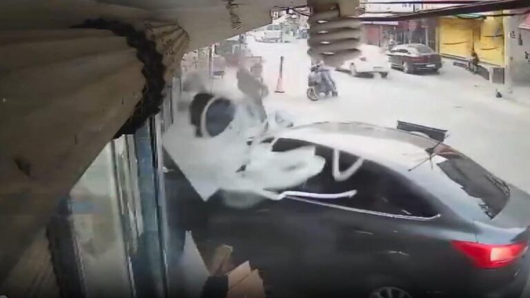 Adana’da otomobil markete çarptı, yaya kıl payı kurtuldu