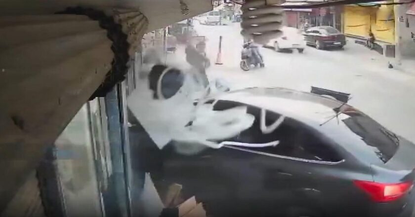 Adana’da otomobil markete çarptı, yaya kıl payı kurtuldu