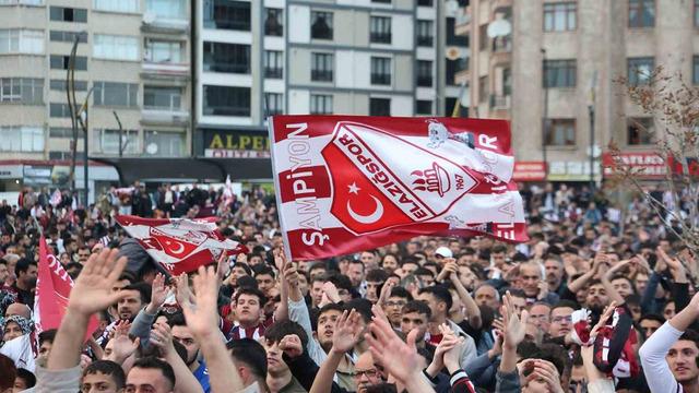 Elazığ’da binlerce taraftar, dev ekranda maçı izledi