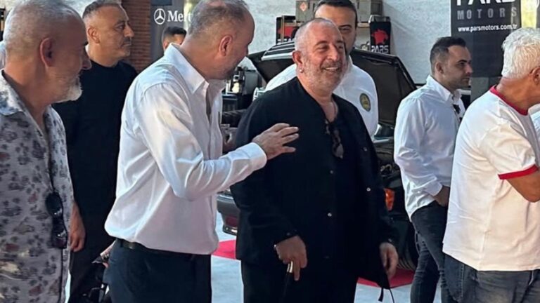 Kalp rahatsızlığı sonrası taburcu olan Cem Yılmaz’dan dikkat çeken bastonlu görüntü